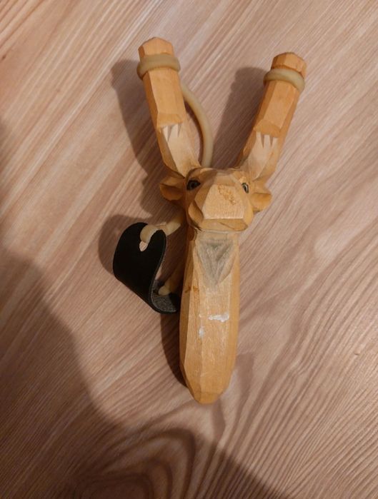 Praștie artizanală din lemn sculptat - Model Cerb / Elan