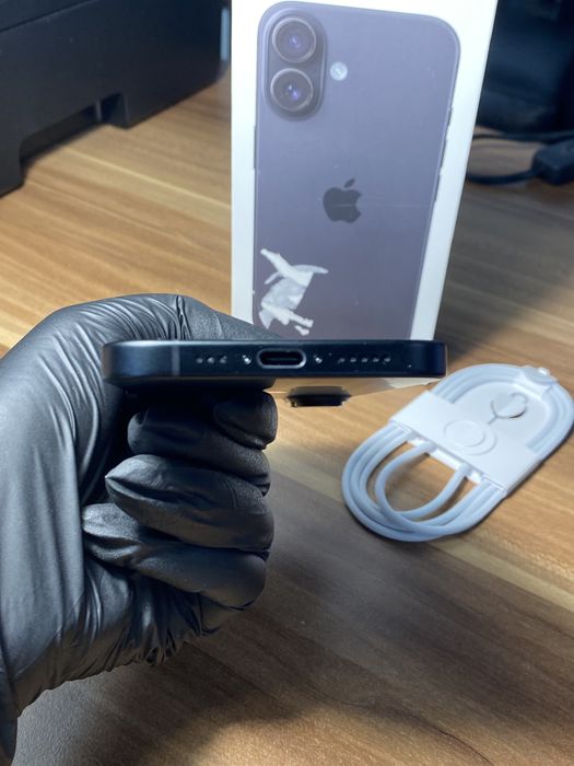 iPhone 16 • 128 GB •Black