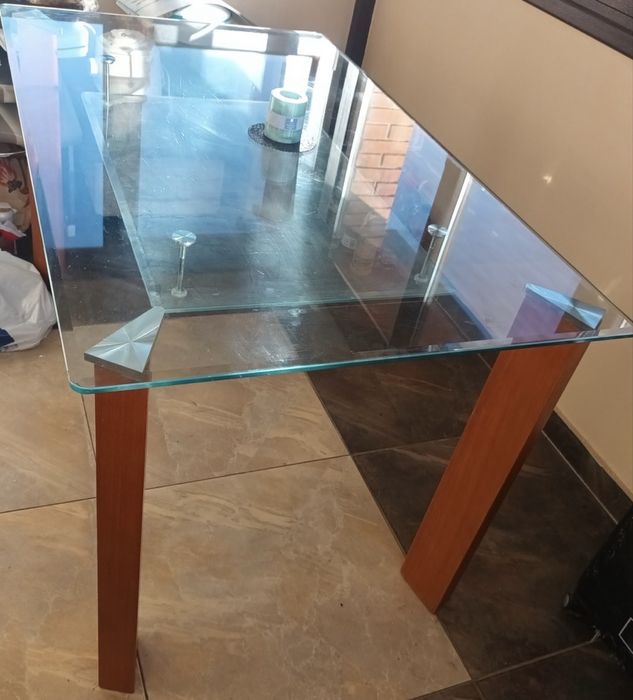 Стъклена холна маса в отлично състояние с размери 130 на 80 см.