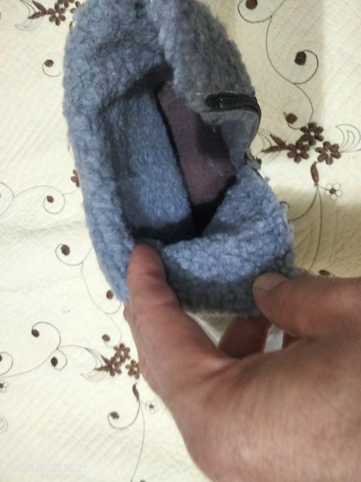 Продам две пары обуви.