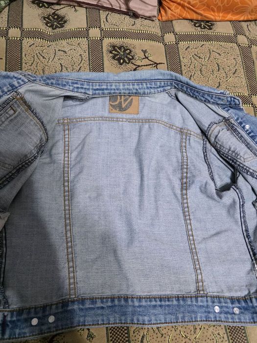 Продам фирменную джинсовую курточкуу