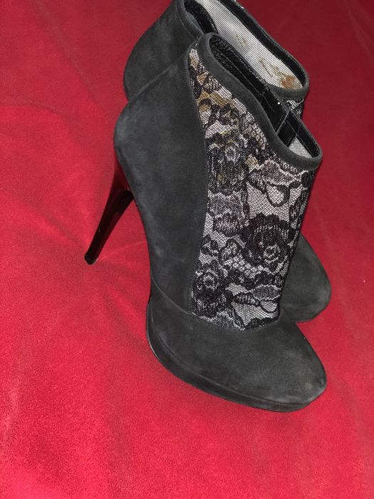 Botine piele intoarsa si dantela