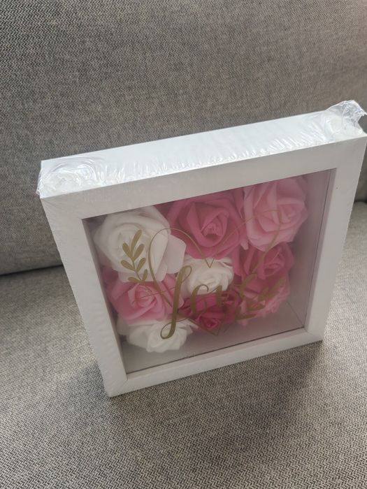Дървена Рамка за снимки с щипки / Декорация за стената - рамка с рози
