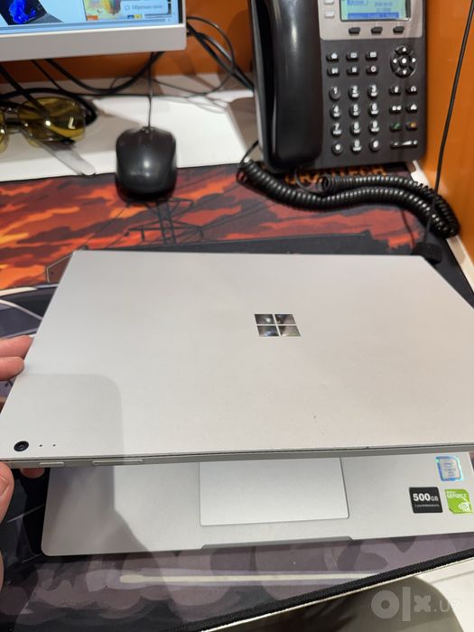 i Microsoft Surface Book