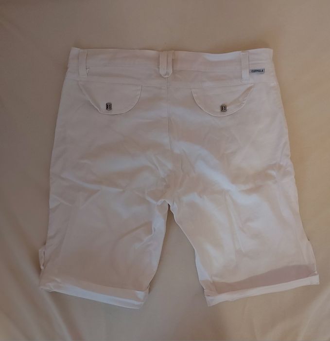 Бели бермудени панталони