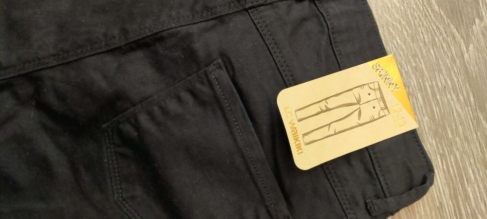 Разные женские джинсы.