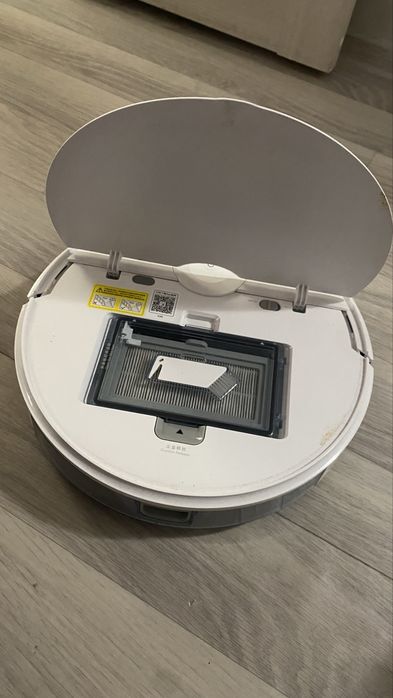 Продается роботпылесос Midea