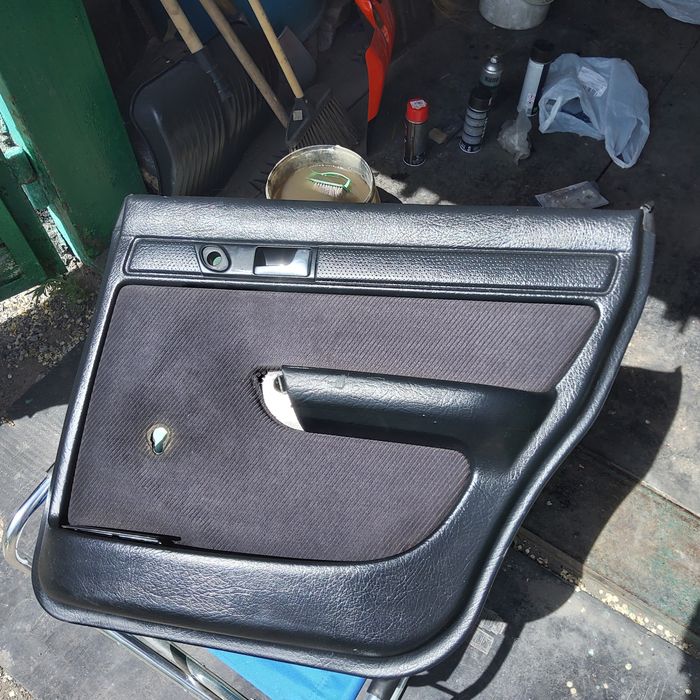 Продам карты дверные,Ауди 100 с 4,,вместе с динамиками!карты б.у