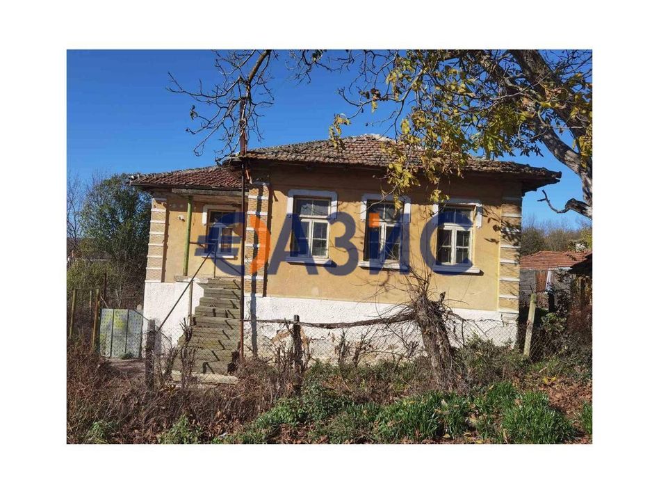 Двуетажна къща от 138 м2 с голям парцел от 1 027 м2 в центъра на С. Кубадин, Общ. Средец, България, 22 500 евро #28926290