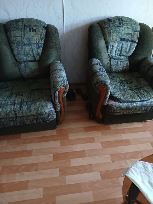 Отлам даром диван и два кресла.