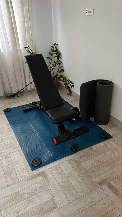 Set complet fitness acasă: bancă reglabilă Decathlon Bench 900 + gantere reglabile cu discuri din fontă + 2 saltele