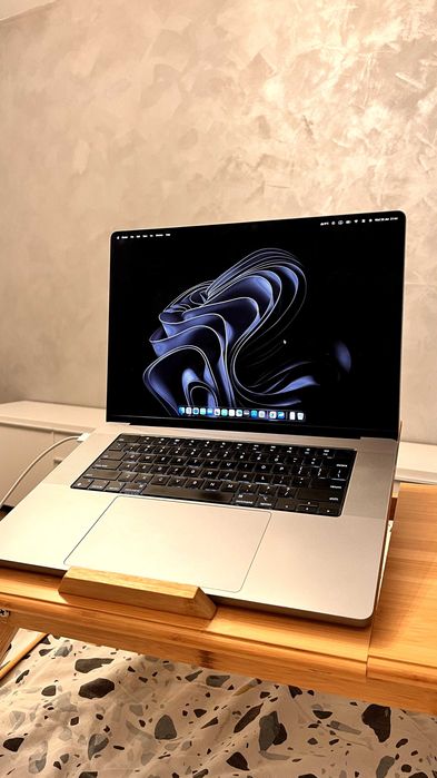 Vând MacBook Pro 16” cu procesor M1 Pro, varianta 16GB RAM / 512GB SSD