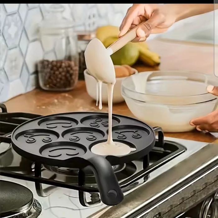 Тиган за палачинки с форми на емотикони – перфектен за весела и вкусна