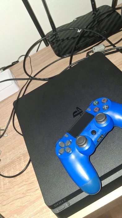 Vând ps 4 aproape nou toate cablurile si 2 jocuri gta 5  si fifa 17