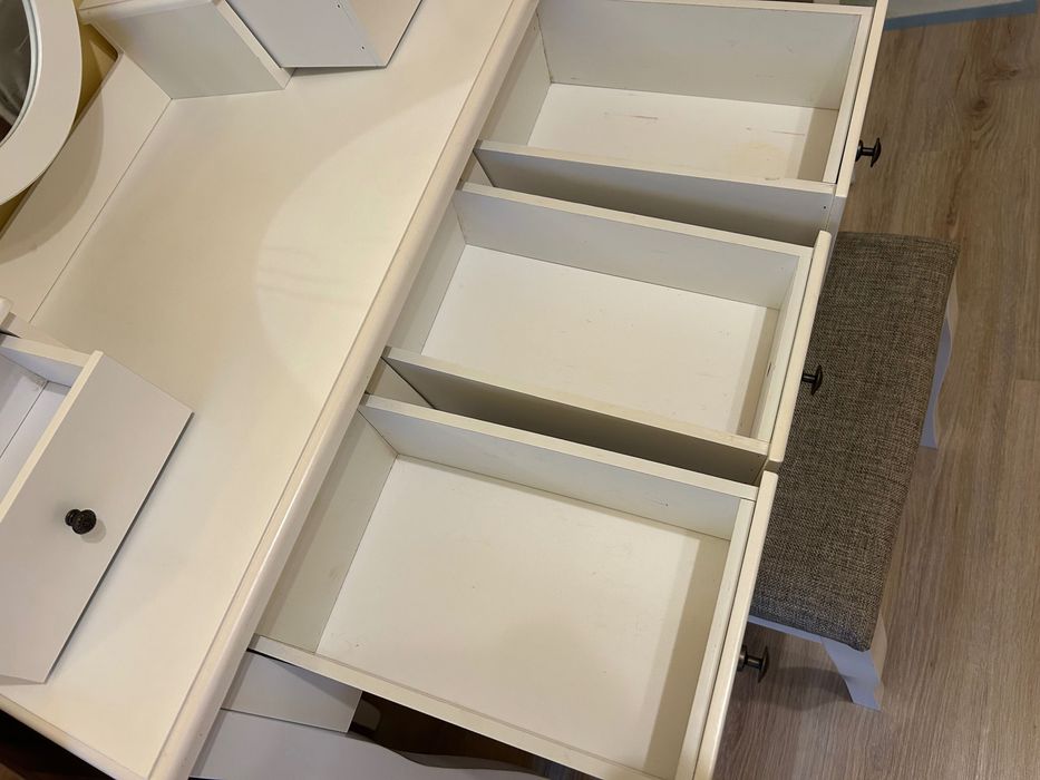 Тоалетка с табуретка