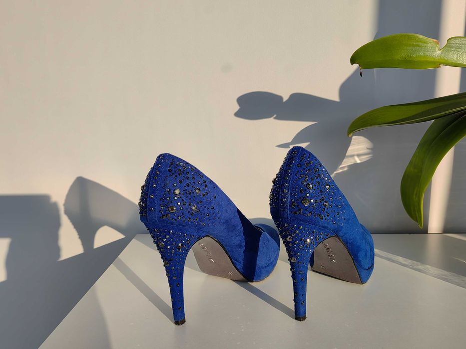 Обувки на висок ток в кралско синьо