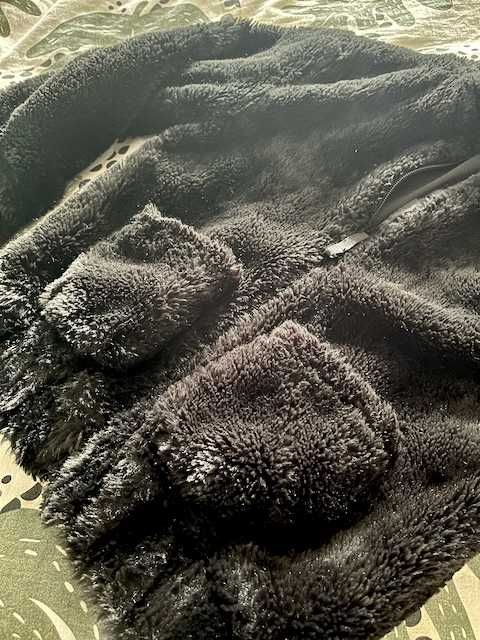 Черно пухено яке с качулка мече, много мекичко и топло, размер 134-140