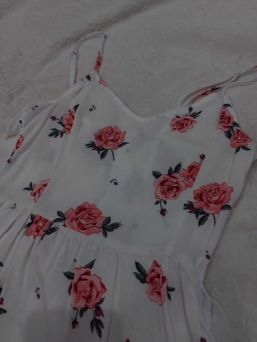 Бяла рокля на марката H&M