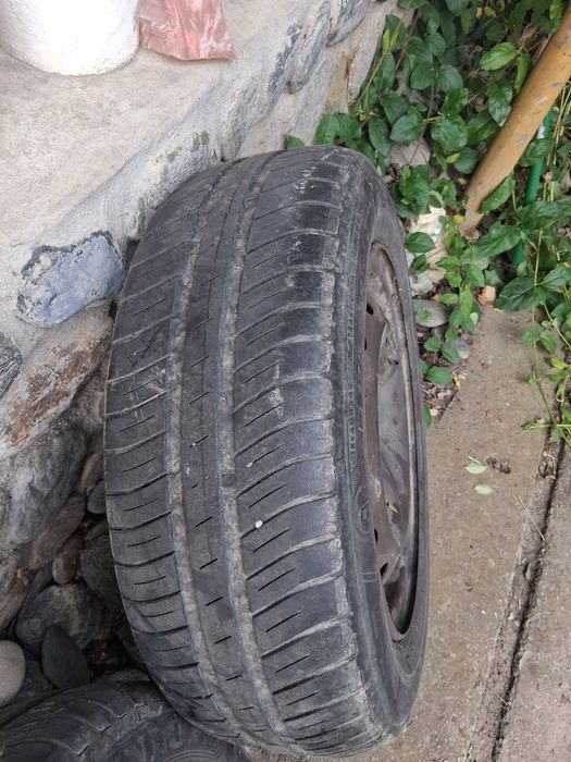 Vând anvelope de vară in 4 frezoane Dunlop cu tot cu jante 175/65R14 82T preț 400 lei plus inca un cauciuc
