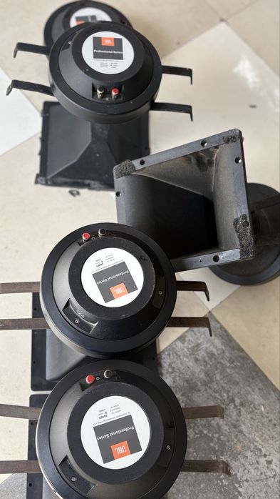 Difuzoare profesionale JBL