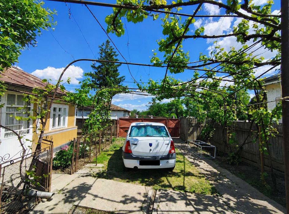 Casa + anexe gospodaresti cu teren de 1000 mp