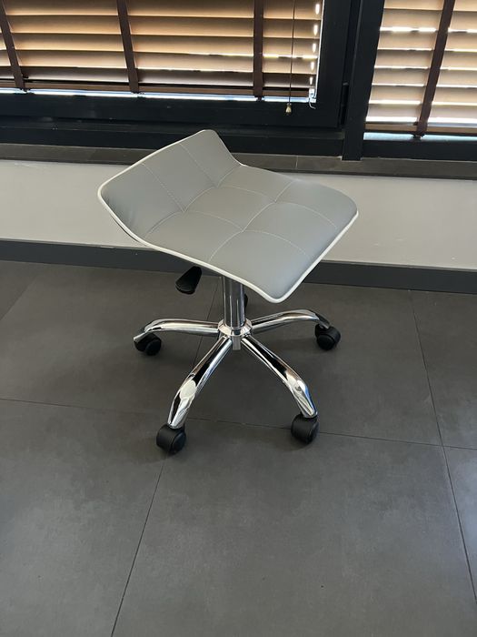 Стол Париж на колелца -24м гаранция+ безплатна доставка до офис