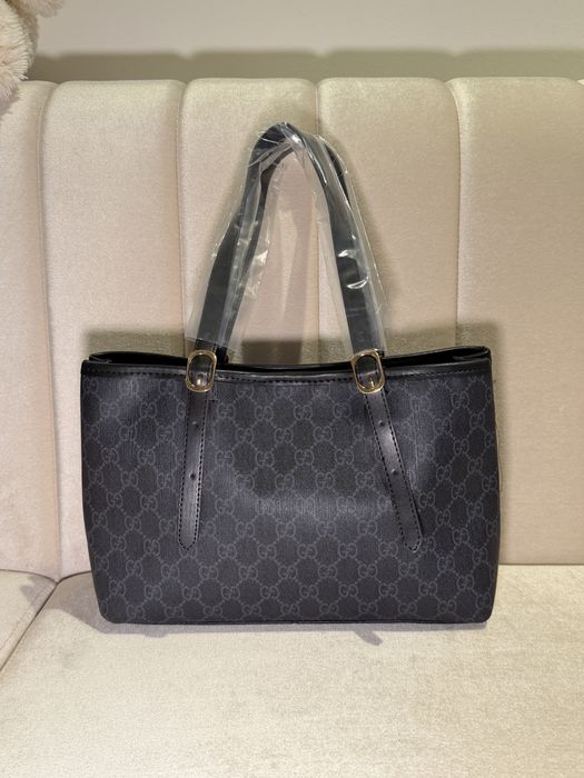 GUCCI – Geantă tote GG Supreme (negru/gri)