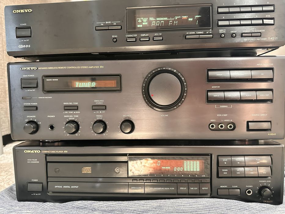 Linie completa Onkyo Amplificator top 8840 CD player DX-6820 si Tuner RDS T-4211