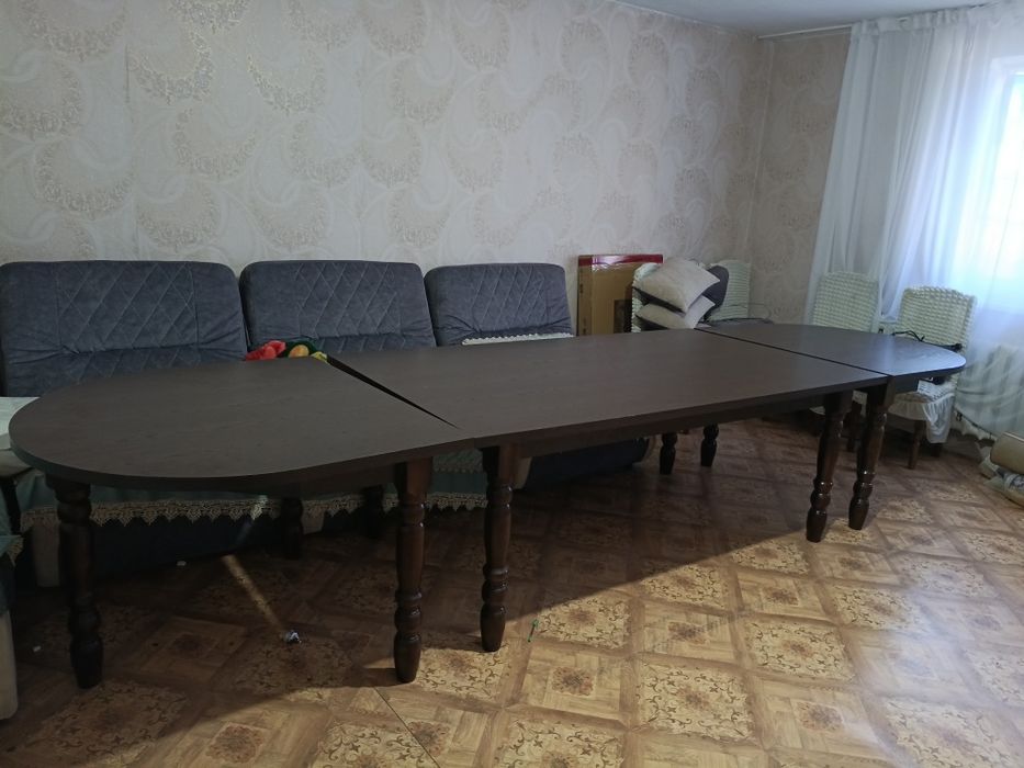 Продается стол в гостиную 4 м