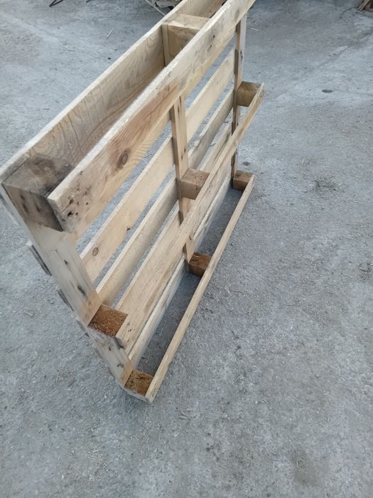Продавам палети и дървени скари