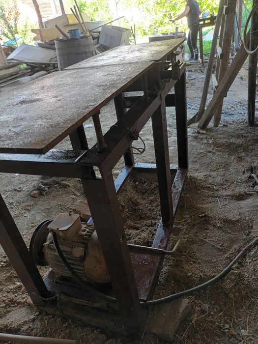 Abric trifazic cu masă metalică reglabilă și ax cu 3 cuțite