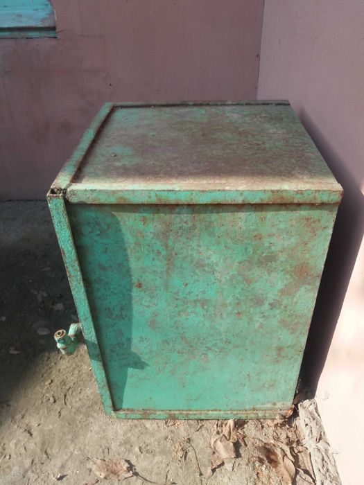 Железная ёмкость, можно для душа