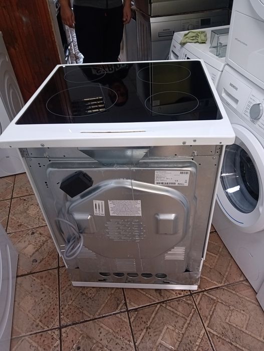 Като нова свободно стояща печка с керамичен плот Gram 2години гаранция