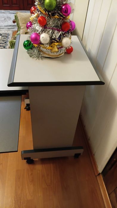 продам столик компьютерный