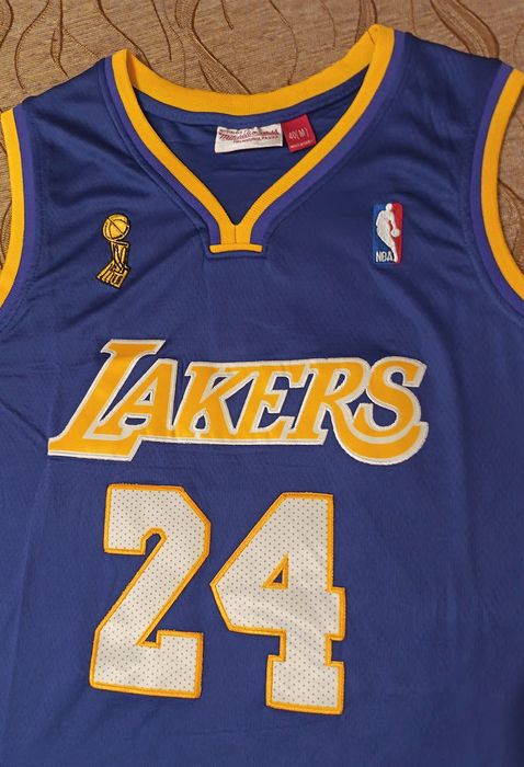Maiou de baschet cu Kobe Bryant (disponibil)