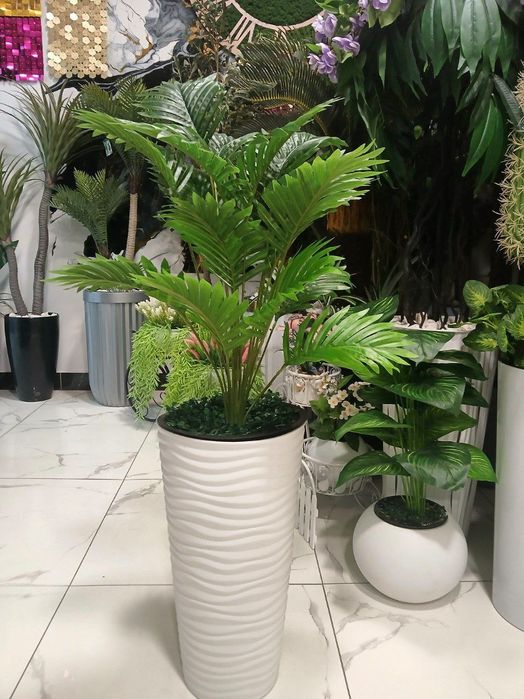 Искусственные цветы и деревья.