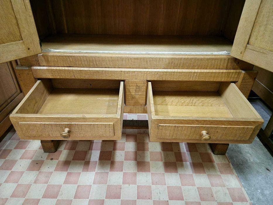 Много здрав и масивен бюфет от бял дъб и метален обков