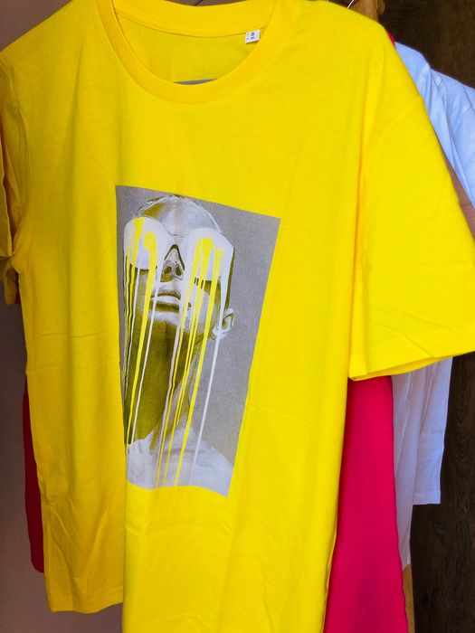 Разпродажба на нови тениски