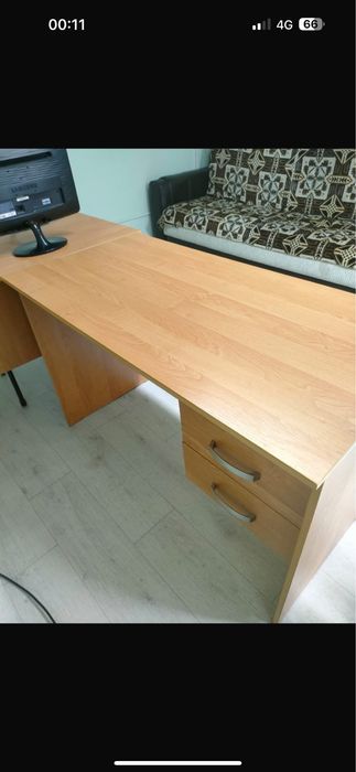 Офисные столы и шкаф