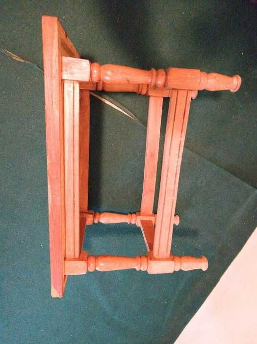 Vand o masa cafea din lemn si o masa plianta extensibila.A se vedea preturile