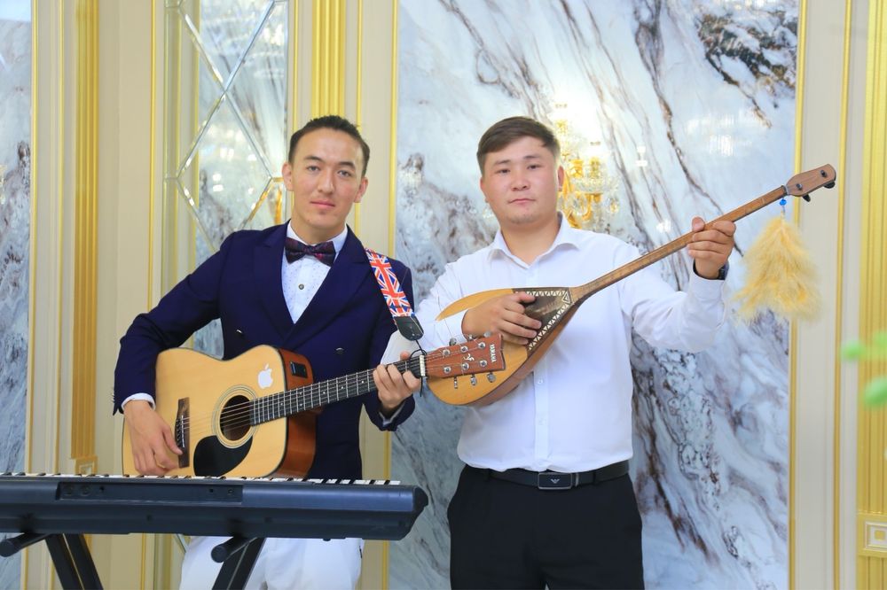 Домбра баян  гиттара  Әнші  музикант