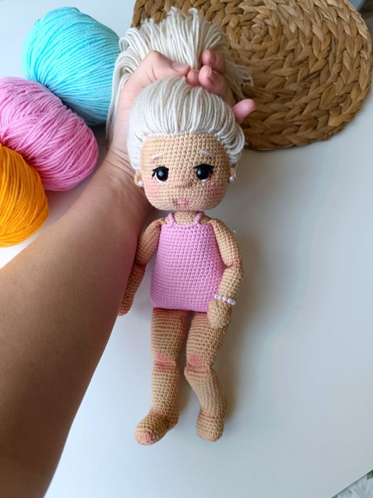 Вязаная игрушка кукла