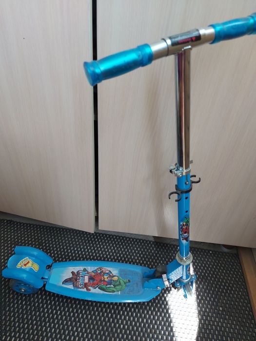 Самокат с героями Marvel