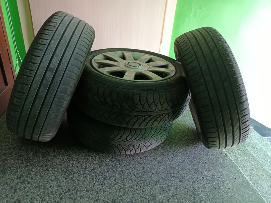 Продавам 4 бр. алуминиеви джанти с 2 бр гуми от Toyota Avensis 2001 го