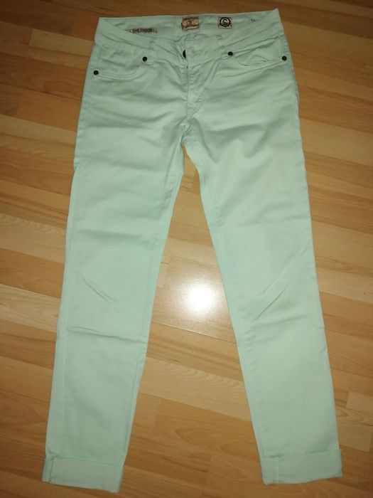 Pantaloni foarte ieftini
