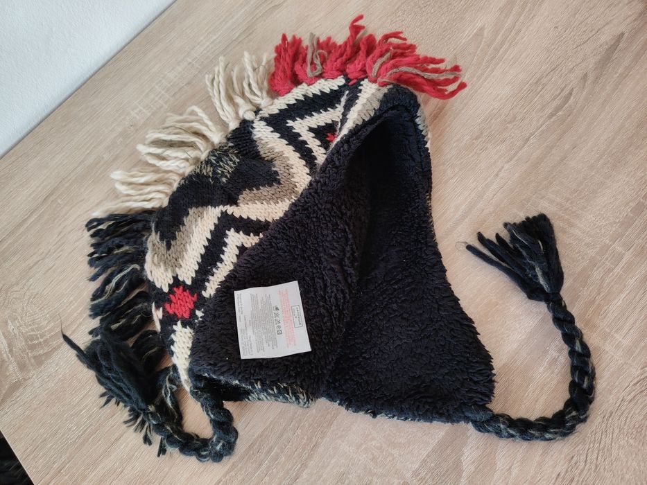 Зимна шапка с пискюли. Нова