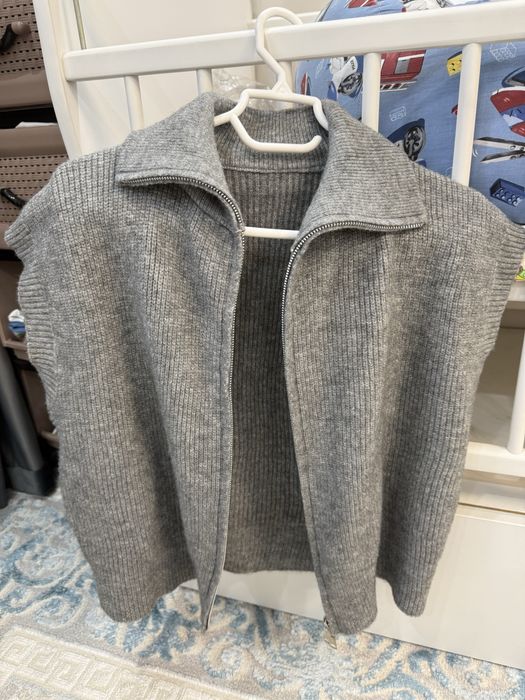 Жилетка серая  с замком