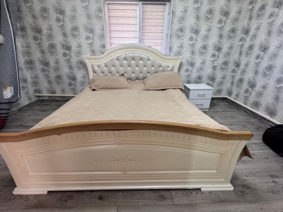 Шифоньер ,кровать ,зеркало