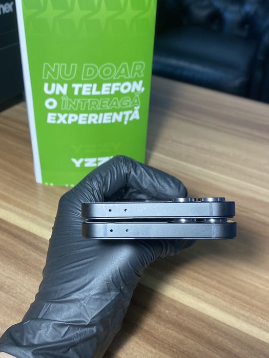 Samsung Galaxy Z Flip7 FE • 256 GB • Black