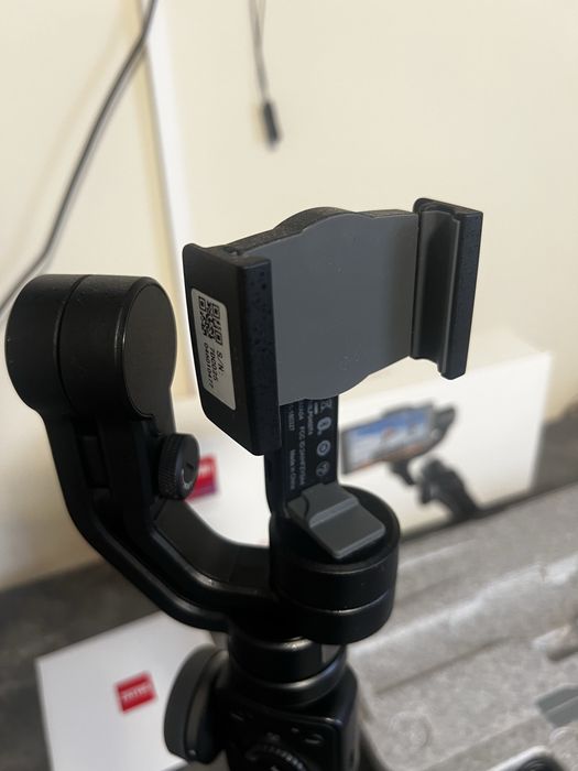 Gimbal Zhiyun Smooth 4 – NOU, primit cadou (nefolosit absolut deloc)